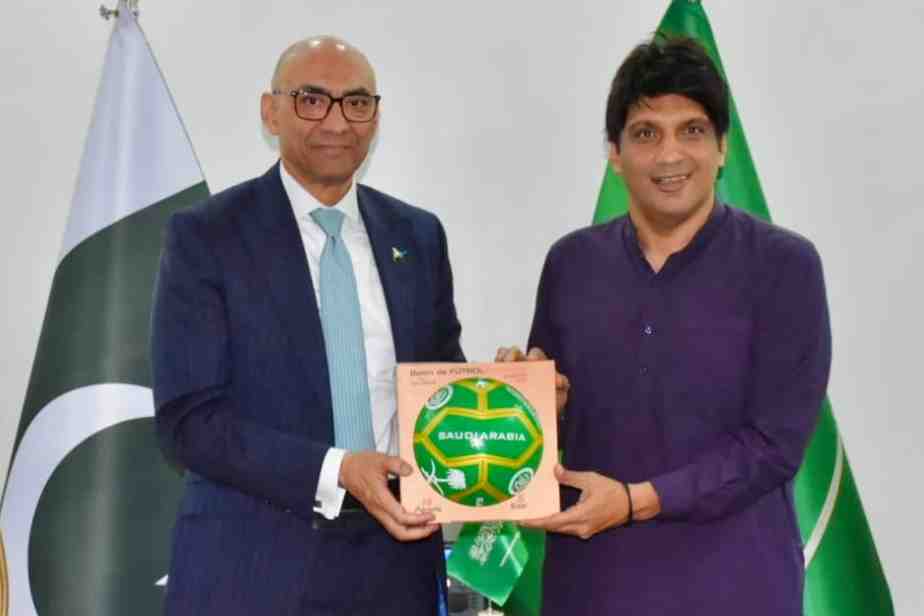 Mohsin Calls on Pakistani Ambassador in Saudi Arabia Ahmad Farooq