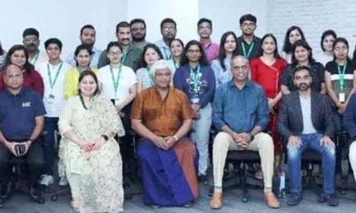 Arjuna Ranatunga addresses students in India