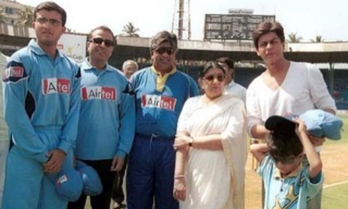 Arjuna Ranatunga recalls his meeting with Lata Mangeshkar: "My mother still listens to her songs"