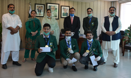 IPC Minister distributes cash awards among medal winners