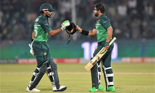 Pakistan defeat Australia by 6 wickets in second ODI to level the series 1-1