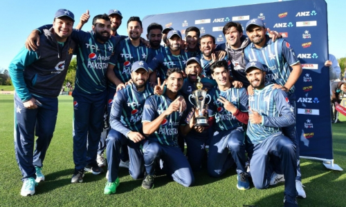 Pakistan defeat New Zealand by 5 wickets in Tri-Nation final