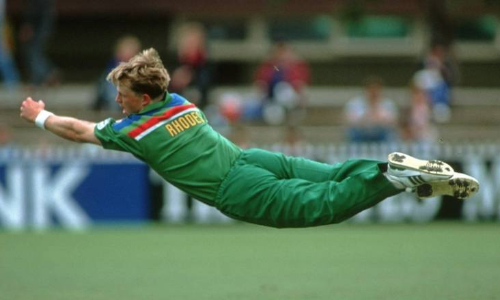 Jonty Rhodes teaches the art of fielding to women cricketers