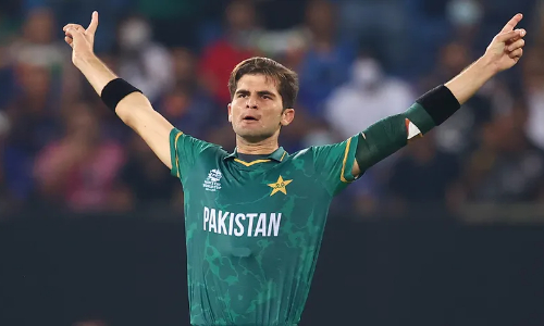 Shaheen Afridi receives the Sir Garfield Sobers Trophy as the Cricketer of the Year 2021