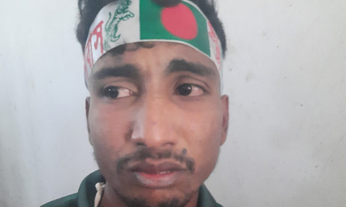 Security men arrest fan, enters in the ground to meet Shakib