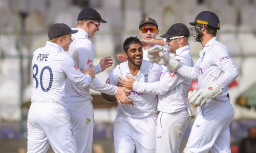 Another batting collapse leaves Pakistan on the brink of defeat